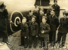 1941-1945, Wielka Brytania.
Junacy (sieroty wojenne), uczniowie szkoły lotniczej podczas zajęć na lotnisku.
Fot. NN, Instytut Polski i Muzeum im. gen. Sikorskiego w Londynie [sygn. KEY-2257-9]