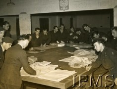 1940-1944, Wielka Brytania.
Nawigatorzy jednego z polskich dywizjonów bombowych oglądają mapy przed planowanycm nocnym nalotem.
Fot. NN, Instytut Polski i Muzeum im. gen. Sikorskiego w Londynie [sygn. KEY-2140-17]