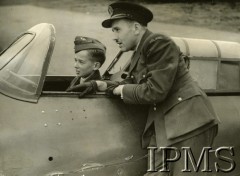 1941-1945, Wielka Brytania.
Junak w kabinie myśliwca Hurricane, obok stoi instruktor.
Fot. NN, Instytut Polski i Muzeum im. gen. Sikorskiego w Londynie [sygn. KEY-2257-1]