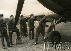 1941-1945, Wielka Brytania.
Junacy (sieroty wojenne), uczniowie szkoły lotniczej podczas zajęć na lotnisku. Chłopcy pomagają w odkołowaniu myśliwca typu Hurricane.
Fot. NN, Instytut Polski i Muzeum im. gen. Sikorskiego w Londynie [sygn. KEY-2257-7]