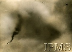 1940-1943, Wielka Brytania.
Walka powietrzna - zestrzelenie niemieckiego samolotu. W prawym górnym rogu widoczny balon zaporowy.
Fot. NN, Instytut Polski i Muzeum im. gen. Sikorskiego w Londynie [sygn. 9642]