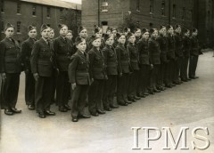 1941-1945, Wielka Brytania.
Junacy (sieroty wojenne), uczniowie szkoły lotniczej podczas apelu na lotnisku.
Fot. NN, Instytut Polski i Muzeum im. gen. Sikorskiego w Londynie [sygn. KEY-2257-11]