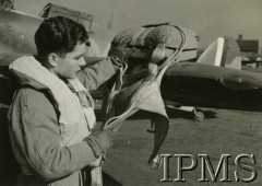 1940-1941, Wielka Brytania.
Lotnik 306 Dywizjonu Myśliwskiego - sierż. Otto Pudrycki (zginął 5.12.1941) w kamizelce maewestce i ze spadochronem.
Fot. NN, Instytut Polski i Muzeum im. gen. Sikorskiego w Londynie [sygn. 4706]