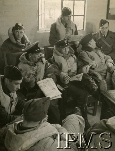 Marzec 1941, Ternhill, Anglia, Wielka Brytania.
Lotnicy 306 Dywizjonu Myśliwskiego - siedzą od lewej: por. Zdzisław Langhamer, por. Aleksander Petruszka, por. Marian Skalski, kpt. Władysław Nowak, por. dr Wiktorczyk. Na tle okna stoi por. Franciszek Skiba.
Fot. NN, Instytut Polski i Muzeum im. gen. Sikorskiego w Londynie [sygn. 4754]