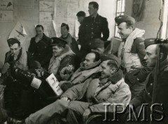Marzec 1941, Ternhill, Anglia, Wielka Brytania.
Lotnicy 306 Dywizjonu Myśliwskiego - siedzą od lewej: por. Zdzisław Langhamer, NN, por. Aleksander Petruszka, por. Marian Skalski, z prawej siedzi dr por. Wiktorczyk i kpt. Władysław Nowak, za nimi stoi por. Franciszek Skiba. Z tyłu stoi por. Józef Jeka.
Fot. NN, Instytut Polski i Muzeum im. gen. Sikorskiego w Londynie [sygn. 4758]