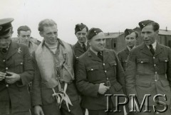 Sierpień 1941, Exeter, Anglia, Wielka Brytania.
Lotnicy i obsługa naziemna 317 Dywizjonu Myśliwskiego, w pierwszym rzędzie stoją od lewej: sierż Bronisław Kościk, sierż. Kazimierz Sztramko, Kazimierz Karaszewski, mechanik Tass. Z tyłu: sierż. Piotr Kuryłłowicz, Owsianko i Ańcuta.
Fot. NN, Instytut Polski i Muzeum im. gen. Sikorskiego w Londynie [sygn. 6154]