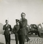 1941-1942, Wielka Brytania.
Piloci Dywizjonu 303 - mjr Witold Urbanowicz, kpt. Włodzimierz Łazoryk i mjr Marian Pisarek.
Fot. NN, Instytut Polski i Muzeum im. gen. Sikorskiego w Londynie [sygn. 6664]