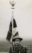 22.02.1943, Northolt, Anglia, Wielka Brytania.
308 Dywizjon Myśliwski, por. pilot Olgierd Iliński ze sztandarem.
Fot. NN, Instytut Polski i Muzeum im. gen. Sikorskiego w Londynie [sygn. 7983]