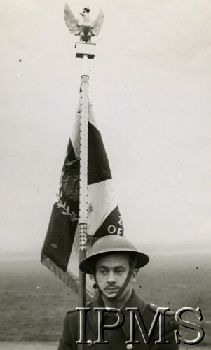 22.02.1943, Northolt, Anglia, Wielka Brytania.
308 Dywizjon Myśliwski, por. pilot Olgierd Iliński ze sztandarem.
Fot. NN, Instytut Polski i Muzeum im. gen. Sikorskiego w Londynie [sygn. 7983]