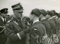 1940-1943, Wielka Brytania.
Generał Władysław Sikorski dekoruje polskich lotników.
Fot. NN, Instytut Polski i Muzeum im. gen. Sikorskiego w Londynie [sygn. 8427]