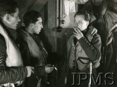 1940-1943, Wielka Brytania.
Piloci dywizjonu 315 palą papierosy, od lewej: Aleksander Chudek, Franciszek Kornicki, Jan Adamiak.
Fot. NN, Instytut Polski i Muzeum im. gen. Sikorskiego w Londynie [sygn. 8740]