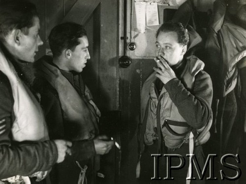 1940-1943, Wielka Brytania.
Piloci dywizjonu 315 palą papierosy, od lewej: Aleksander Chudek, Franciszek Kornicki, Jan Adamiak.
Fot. NN, Instytut Polski i Muzeum im. gen. Sikorskiego w Londynie [sygn. 8740]