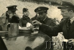 Czerwiec-lipiec 1944, brak miejsca.
133 Skrzydło Myśliwskie zmienia miejsce pobytu, oficerowie polscy i angielscy przy kuchni polowej. Z lewej stoi major Tadeusz Nowierski, d-ca Skrzydła.
Fot. NN, Instytut Polski i Muzeum im. gen. Sikorskiego w Londynie [sygn. 4109]