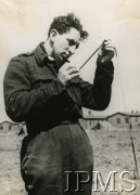 1943-1944, Wielka Brytania.
Pilot 306 Dywizjonu Myśliwskiego, por. Władysław Potocki ogląda film ze swojej ostatniej walki powietrznej z Focke Wulfem 190.
Fot. NN, Instytut Polski i Muzeum im. gen. Sikorskiego w Londynie [sygn. 50029]