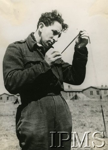 1943-1944, Wielka Brytania.
Pilot 306 Dywizjonu Myśliwskiego, por. Władysław Potocki ogląda film ze swojej ostatniej walki powietrznej z Focke Wulfem 190.
Fot. NN, Instytut Polski i Muzeum im. gen. Sikorskiego w Londynie [sygn. 50029]
