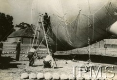 1940-1944, Wielka Brytania.
Przygotowania do wzniesienia balonu zaporowego nad lotniskiem.
Fot. NN, Instytut Polski i Muzeum im. gen. Sikorskiego w Londynie [sygn. 50083]
