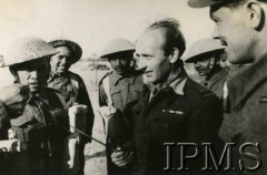 1943-1945, brak miejsca.
Stanisław Skalski z wizytą w oddziale Gurkhów, z prawej Władysław Drecki.
Fot. NN, Instytut Polski i Muzeum im. gen. Sikorskiego w Londynie [sygn. 50005]