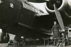 Marzec 1941, Wielka Brytania.
Ładowania bomb przed pierwszym nalotem polskich załóg na Berlin.
Fot. NN, Instytut Polski i Muzeum im. gen. Sikorskiego w Londynie [sygn. 3838]