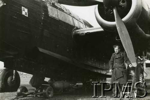 Marzec 1941, Wielka Brytania.
Ładowania bomb przed pierwszym nalotem polskich załóg na Berlin.
Fot. NN, Instytut Polski i Muzeum im. gen. Sikorskiego w Londynie [sygn. 3838]