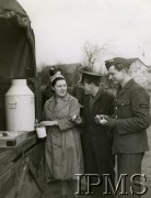 1940-1943, Wielka Brytania.
Piloci 306 Dywizjonu Myśliwskiego podczas przerwy na posiłek.
Fot. NN, Instytut Polski i Muzeum im. gen. Sikorskiego w Londynie [sygn. 4712]