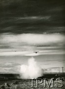 1940-1944, Wielka Brytania.
Wybuch bomby zrzuconej z samolotu, prawdopodobnie ćwiczenia lotnictwa.
Fot. NN, Instytut Polski i Muzeum im. gen. Sikorskiego w Londynie [sygn. 30325]