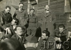1940-1942, Wielka Brytania.
Lotnicy 303 Dywizjonu Myśliwskiego, z lewej stoi dr Zygmunt Wodecki, NN Anglik, NN, NN Anglik, Józef Stasik, Zbigniew Bieńkowski, Czesław Mroczyk.
Fot. NN, Instytut Polski i Muzeum im. gen. Sikorskiego w Londynie [sygn. 7965]