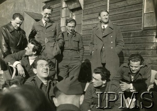 1940-1942, Wielka Brytania.
Lotnicy 303 Dywizjonu Myśliwskiego, z lewej stoi dr Zygmunt Wodecki, NN Anglik, NN, NN Anglik, Józef Stasik, Zbigniew Bieńkowski, Czesław Mroczyk.
Fot. NN, Instytut Polski i Muzeum im. gen. Sikorskiego w Londynie [sygn. 7965]