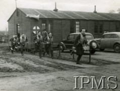 1940-1943, Wielka Brytania.
Alarm bojowy, piloci 315 Dywizjonu Myśliwskiego: Jan Falkowski, Tadeusz Krieger, Franciszek Kornicki, Tadeusz Jankowski, Michał Najbicz, biegną do samolotów.
Fot. NN, Instytut Polski i Muzeum im. gen. Sikorskiego w Londynie [sygn. 10652]