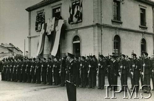 Marzec 1940, Lyon, Francja
Szkoła Podchorążych Lotnictwa. Na pierwszym planie kpt. Edmund Jura.
Fot. NN, Instytut Polski i Muzeum im. gen. Sikorskiego w Londynie [sygn. 7243]
