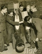 22.07.1940, Blackpool, Anglia, Wielka Brytania.
Szkolenie w bazie RAF. Polscy lotnicy poznają budowę bomby lotniczej.
Fot. NN, Instytut Polski i Muzeum im. gen. Sikorskiego w Londynie [sygn. 5935]