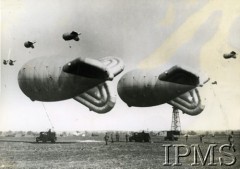 1940-1944, Wielka Brytania.
Balony zaporowe nad lotniskiem.
Fot. NN, Instytut Polski i Muzeum im. gen. Sikorskiego w Londynie [sygn. 7259]
