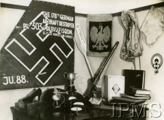 1942-1946, Wielka Brytania.
Izba pamięci Dywizjonu 303. Na ścianie wisi fragment 178 samolotu niemieckiego (Junkersa) zestrzelonego przez polskich pilotów 7 lipca 1942 r. nad Kirton.
Fot. NN, Instytut Polski i Muzeum im. gen. Sikorskiego w Londynie [sygn. 11810]