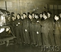 1940-1944, Wielka Brytania.
Szkolenie polskich lotników w bazie RAF, grupa kursantów obok kabiny strzelca pokładowego przeznaczonej do ćwiczeń.
Fot. NN, Instytut Polski i Muzeum im. gen. Sikorskiego w Londynie [sygn. 7101]