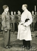 1940-1943, Wielka Brytania.
Sekretarz Stanu do Spraw Lotnictwa - Archibald Sinclair wizytuje polskie dywizjony lotnicze. Na zdjęciu w rozmowie z płk. Wacławem Makowskim.
Fot. NN, Instytut Polski i Muzeum im. gen. Sikorskiego w Londynie