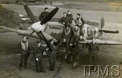 Jesień 1942, Wielka Brytania.
Piloci 306 Dywizjonu Myśliwskiego przy Spitfirze IX UZ-T (BS459), od lewej na ziemi: por. Sergiusz Szpakowicz, chor. Jan Śmigielski, por. Stanisław Kędzierski, por. Władysław Śliwiński, sierż. Stefan Czachla; na skrzydle: por. Zdzisław Langhamer, ppor. Grzegorz Sołogub; stoją: por. Władysław Potocki, por. Zygmunt Jeliński, por. Bohdan Arct, st. sierż. Edward Martens.
Fot. NN, Instytut Polski i Muzeum im. gen. Sikorskiego w Londynie [sygn. 12636]