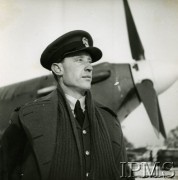 1940-1945, Wielka Brytania.
Major Witold Urbanowicz, uczestnik Bitwy o Anglię, stoi na tle myśliwca.
Fot. NN, Instytut Polski i Muzeum im. gen. Sikorskiego w Londynie [sygn. 6662]
