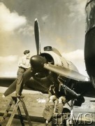 1940-1945, Wielka Brytania.
Obsługa naziemna przygotowuje bombowiec do startu.
Fot. NN, Instytut Polski i Muzeum im. gen. Sikorskiego w Londynie [sygn. 2140-01]