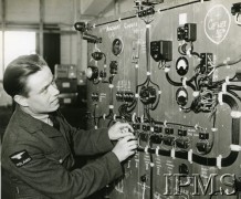 1940-1944, Wielka Brytania.
Szkolenie dla mechaników w bazie RAF - obwód do celów dydaktycznych na tablicy elektrycznej. 
Fot. NN, Instytut Polski i Muzeum im. gen. Sikorskiego w Londynie [sygn 7082]