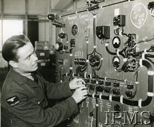 1940-1944, Wielka Brytania.
Szkolenie dla mechaników w bazie RAF - obwód do celów dydaktycznych na tablicy elektrycznej. 
Fot. NN, Instytut Polski i Muzeum im. gen. Sikorskiego w Londynie [sygn 7082]