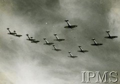 1940-1945, brak miejsca.
Klucz myśliwców w powietrzu.
Fot. NN, Instytut Polski i Muzeum im. gen. Sikorskiego w Londynie [sygn. 7335]