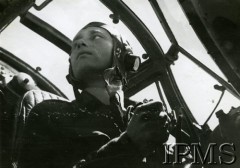 1941-1945, brak miejsca.
Pilot jednego z polskich dywizjonów bombowych siedzi w kabinie samolotu.
Fot. NN, Instytut Polski i Muzeum im. gen. Sikorskiego w Londynie