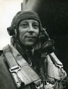 1941-1943, Wielka Brytania.
Członek załogi samolotu bombowego na lotnisku.
Fot. NN, Instytut Polski i Muzeum im. gen. Sikorskiego w Londynie [sygn. 2140/38]