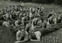 1941-1945, Wielka Brytania.
Szkoła dla maloletnich Polskich Sił Powietrznych. Junacy leżą na trawie.
Fot. NN, Instytut Polski i Muzeum im. gen. Sikorskiego w Londynie [sygn. 15502]