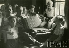 1941-1945, Wielka Brytania.
Szkoła dla maloletnich Polskich Sił Powietrznych. Junacy w sypialni, w środku stoi chłopiec z akordeonem.
Fot. NN, Instytut Polski i Muzeum im. gen. Sikorskiego w Londynie [sygn. 15506]