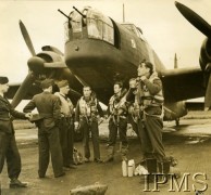 1941-1944, Wielka Brytania.
Załoga Wellingtona na chwilę przed startem. 
Fot. NN, Instytut Polski i Muzeum im. gen. Sikorskiego w Londynie