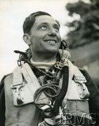 1941-1943, Wielka Brytania.
Członek załogi polskiego bombowca na chwilę przed startem.
Fot. NN, Instytut Polski i Muzeum im. gen. Sikorskiego w Londynie