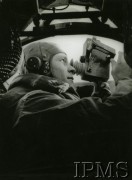 1940-1943, Wielka Brytania.
Lotnictwo Obrony Wybrzeża, nawigator por. Franciszek Miedziak z sekstantem lotniczym.
Fot. NN, Instytut Polski i Muzeum im. gen. Sikorskiego w Londynie [sygn. 14251]