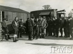 1940-1943, Wielka Brytania.
Lotnicy 306 Dywizjonu Myśliwskiego przed samochodem-kantyną Y.M.C.A. Stoją od lewej: ppor. Józef Jeka, por. Sergiusz Szpakowicz, w środku z prawej stoi plut. Jan Pomietlarz.
Fot. NN, Instytut Polski i Muzeum im. gen. Sikorskiego w Londynie [sygn. 1892-21]