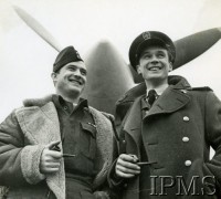 Styczeń 1943, Northolt, Anglia, Wielka Brytania.
Pilotci 306 Dywizjonu Myśliwskiego - ppor. Henryk Pietrzak i por. Zdzisław Langhamer, którzy zestrzelili 500 i 501 niemiecki samolot.
Fot. NN, Instytut Polski i Muzeum im. gen. Sikorskiego w Londynie [sygn. 1892-35]