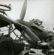 1940-1943, Wielka Brytania.
Tankowanie benzyny do samolotu myśliwskiego.
Fot. NN, Instytut Polski i Muzeum im. gen. Sikorskiego w Londynie [sygn. 6415]